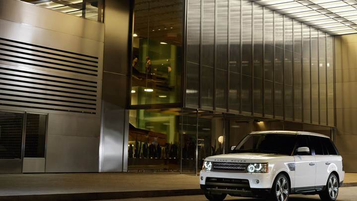 2010 Range Rover Sport In White Outside The Hotel